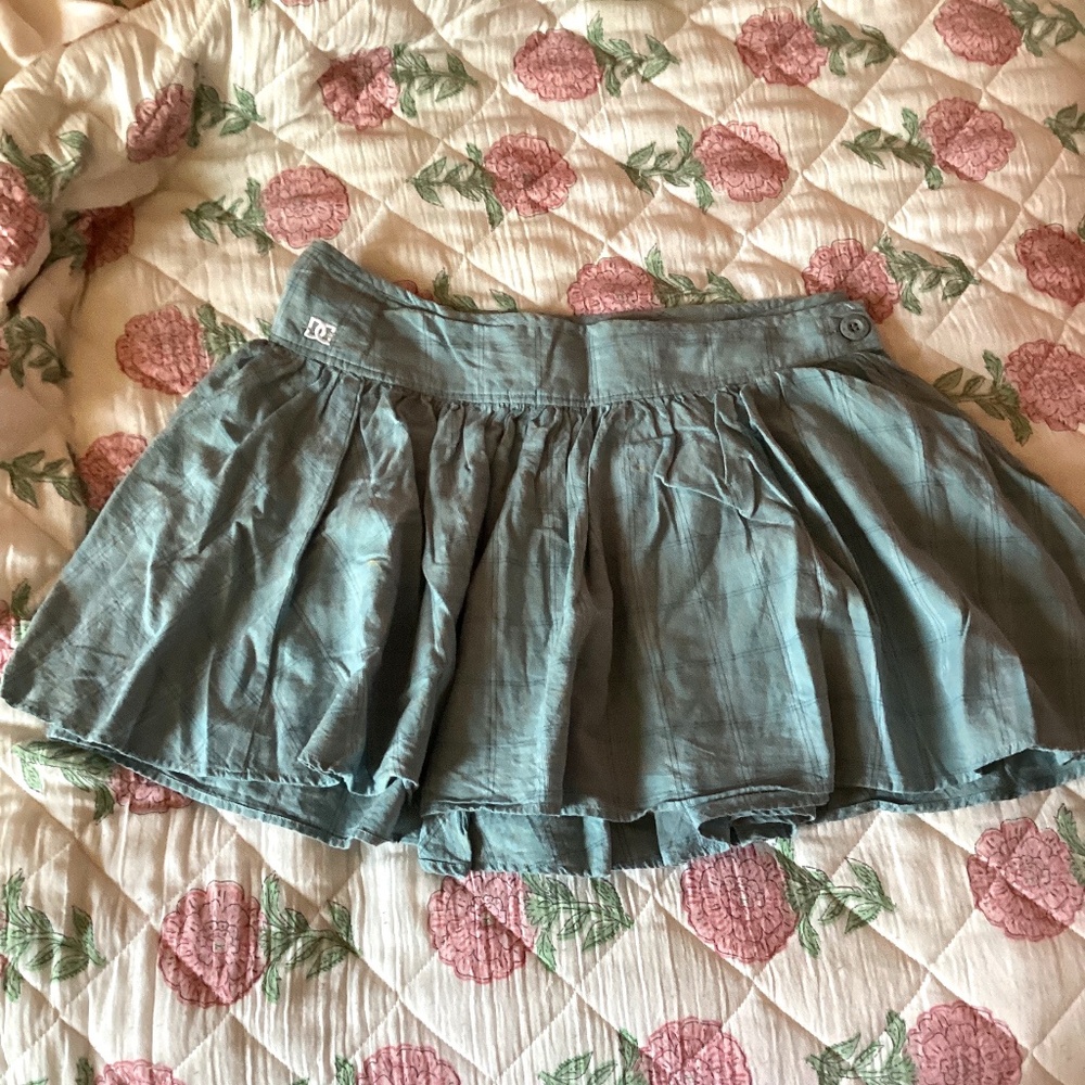 DC button skirt